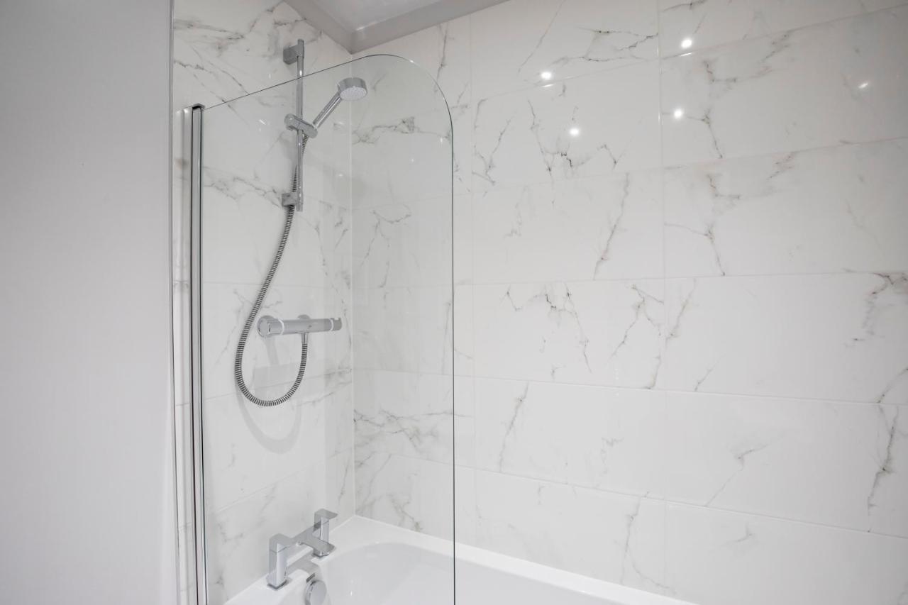 Elliot Oliver - Chic 2 Bedroom Town Centre Apartment Cheltenham Bagian luar foto