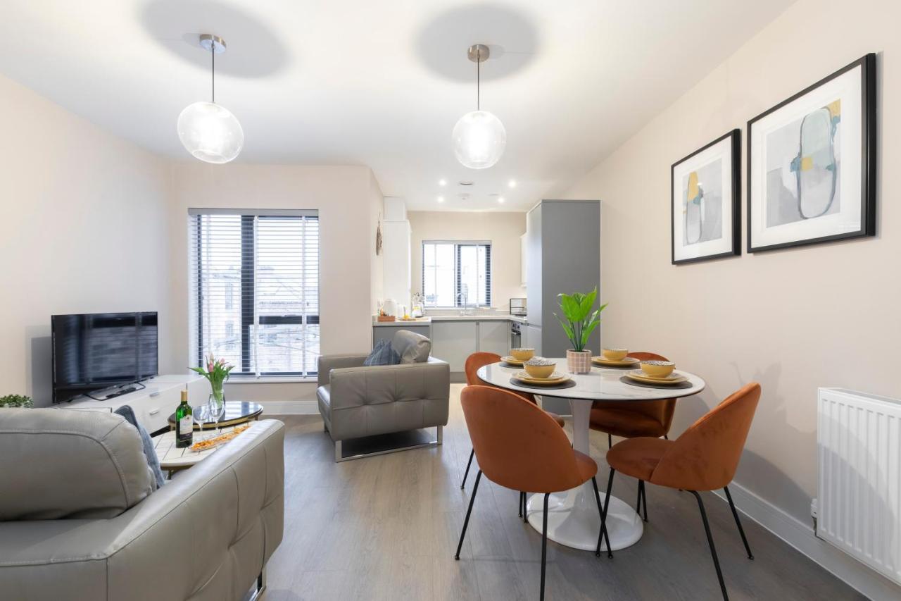 Elliot Oliver - Chic 2 Bedroom Town Centre Apartment Cheltenham Bagian luar foto