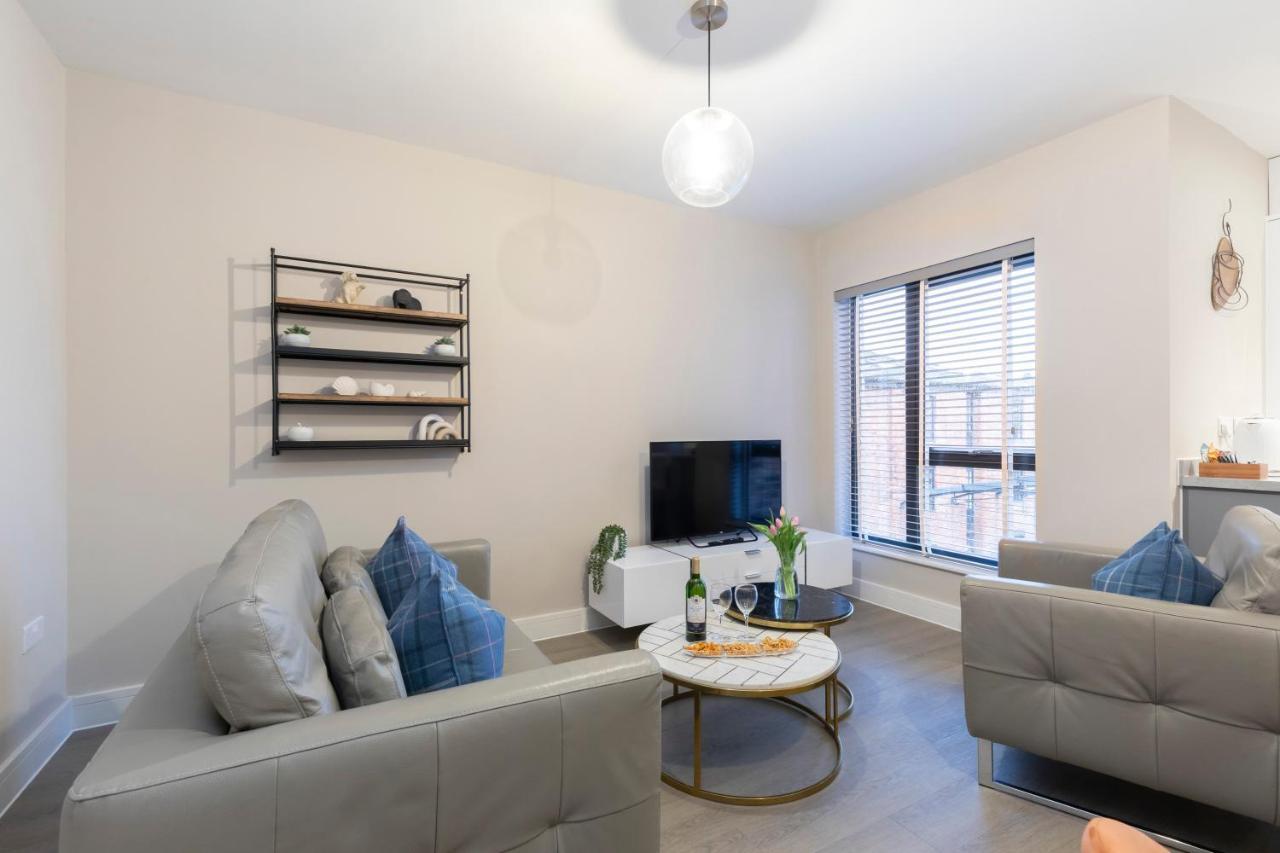 Elliot Oliver - Chic 2 Bedroom Town Centre Apartment Cheltenham Bagian luar foto