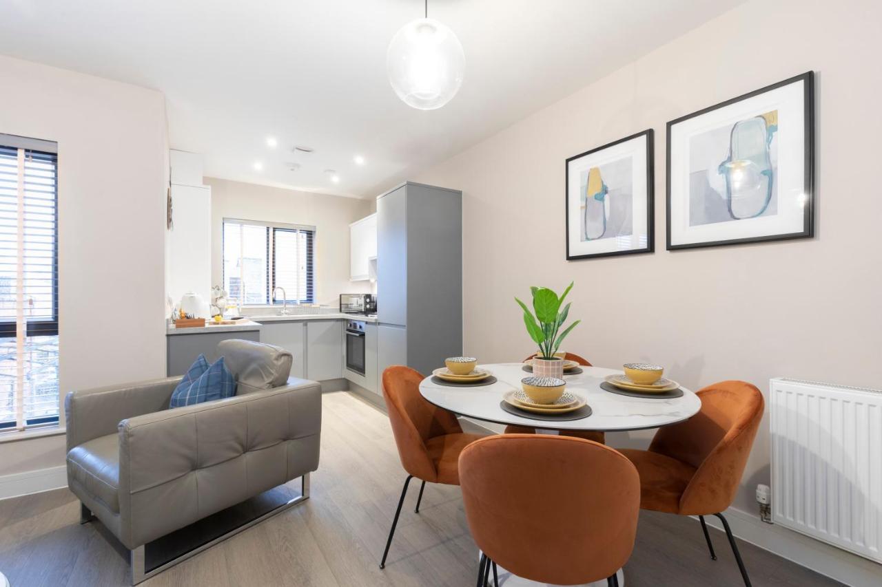 Elliot Oliver - Chic 2 Bedroom Town Centre Apartment Cheltenham Bagian luar foto