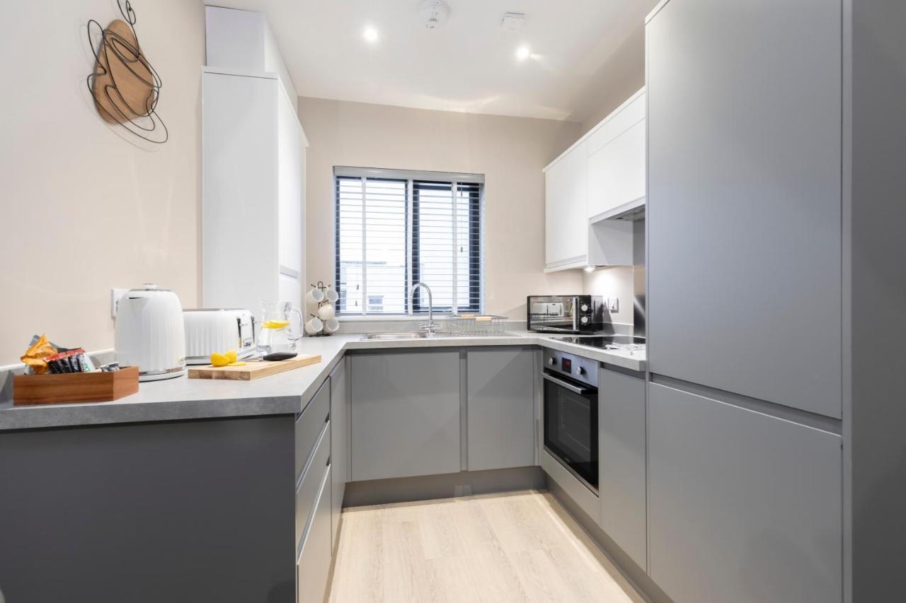 Elliot Oliver - Chic 2 Bedroom Town Centre Apartment Cheltenham Bagian luar foto