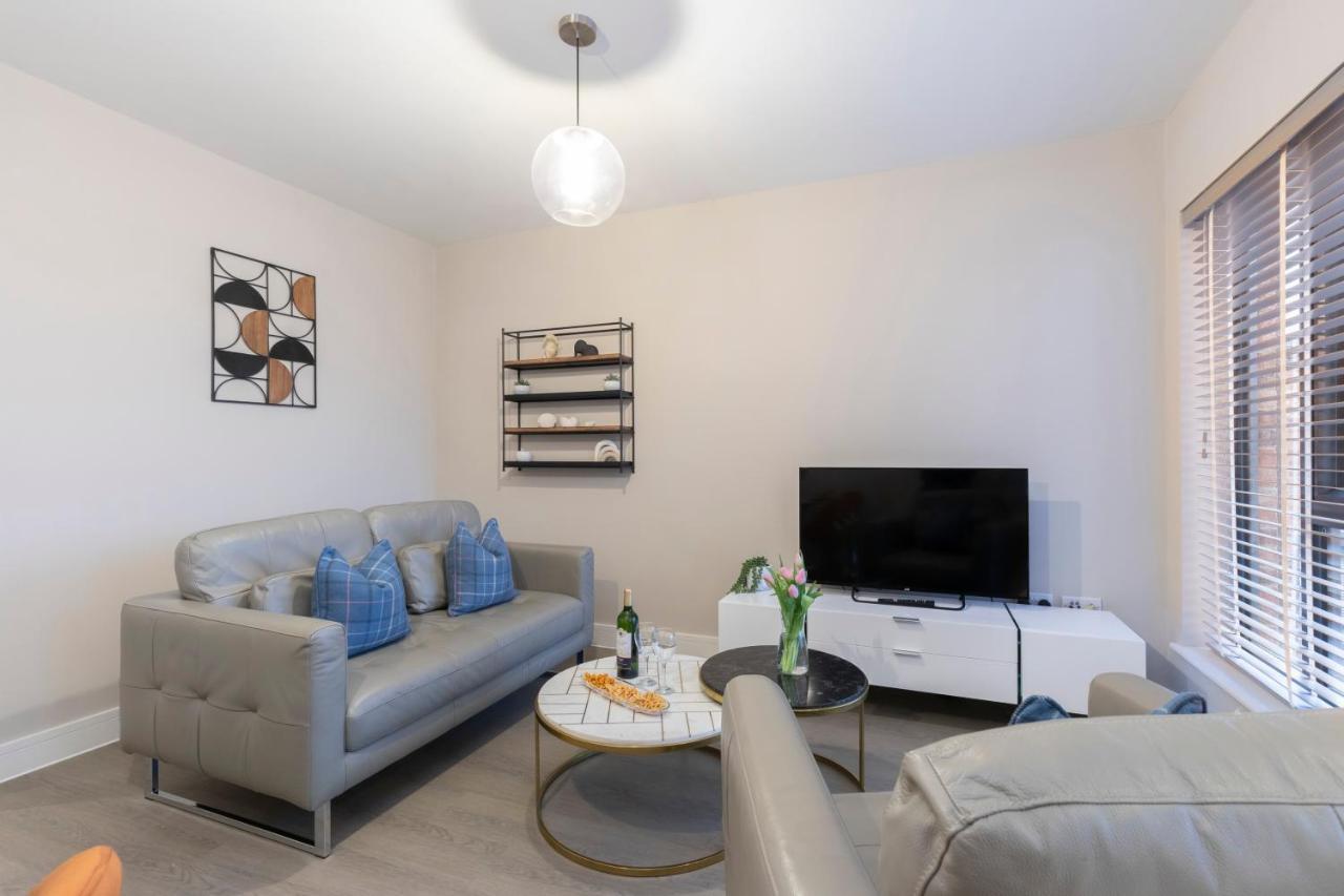 Elliot Oliver - Chic 2 Bedroom Town Centre Apartment Cheltenham Bagian luar foto