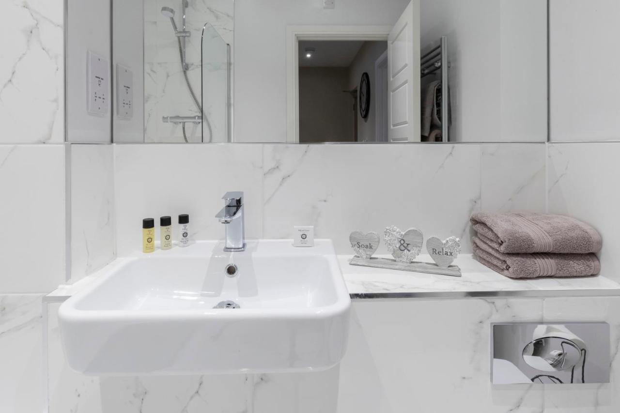 Elliot Oliver - Chic 2 Bedroom Town Centre Apartment Cheltenham Bagian luar foto