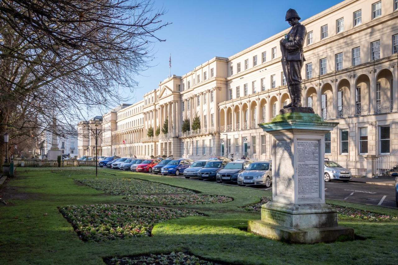 Elliot Oliver - Chic 2 Bedroom Town Centre Apartment Cheltenham Bagian luar foto