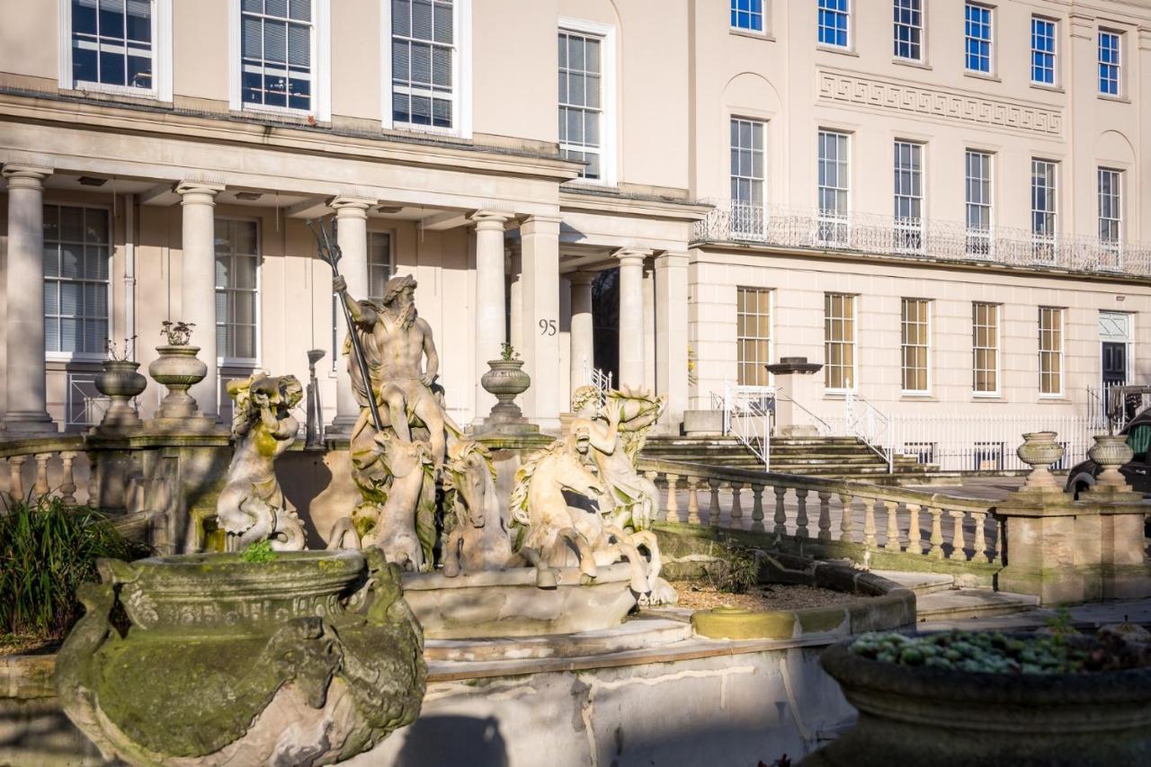 Elliot Oliver - Chic 2 Bedroom Town Centre Apartment Cheltenham Bagian luar foto